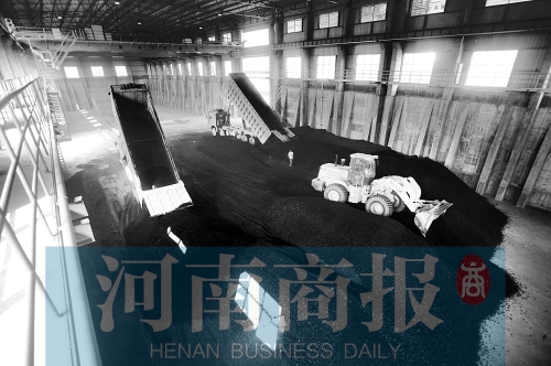 大量煤炭運(yùn)往南區(qū)供熱站，為今冬供暖做準(zhǔn)備 河南商報記者 鄧萬里/攝