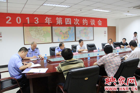 7月4日，河南省公安廳高速交警總隊(duì)聯(lián)合有關(guān)部門，對(duì)9家多次違法的企業(yè)所屬車輛嚴(yán)重違法情況進(jìn)行通報(bào)。