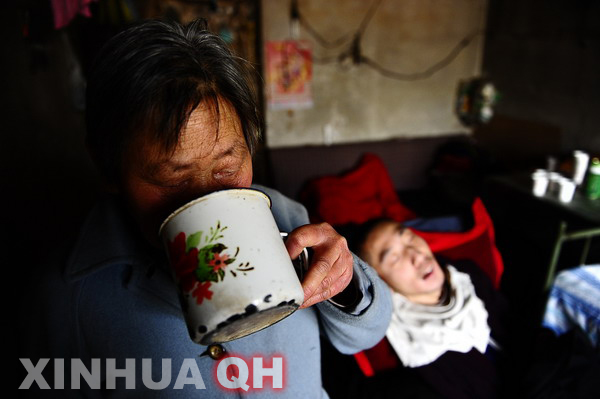 3月29日，楊林睡著了，母親邵秀景喝上一口水。