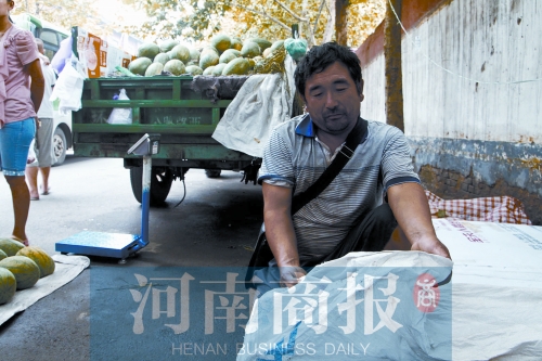 錢包就裝在這個編織袋里，枕在老陳頭下，沒想到還是被偷走了 實習(xí)生 唐韜/攝