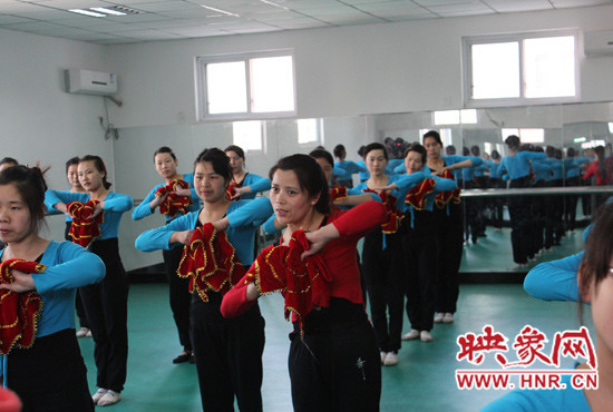 舞蹈室里，張巧英正在糾正學(xué)生的舞蹈動(dòng)作