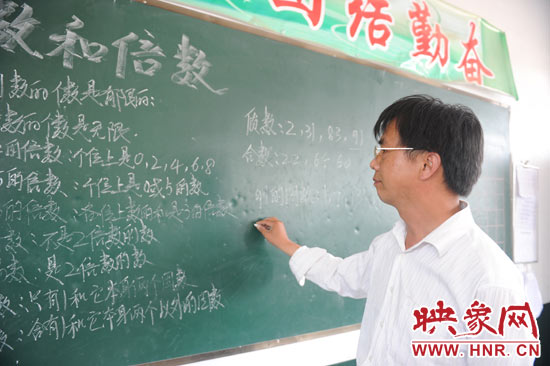 王格現(xiàn)在給5年紀(jì)的孩子們上課。