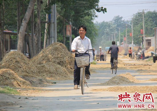 圖為王格現(xiàn)騎著自行車去學(xué)校。