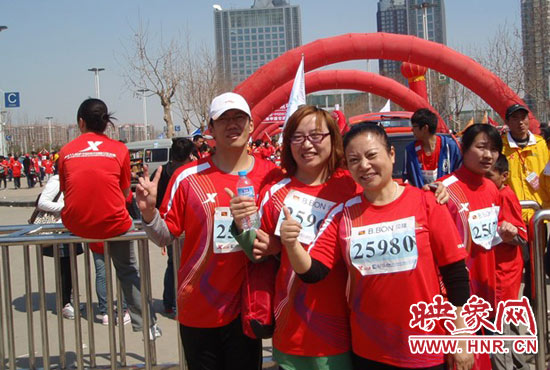 2010年，劉小琴（中）組織殘疾人朋友第一次參加鄭開馬拉松賽。