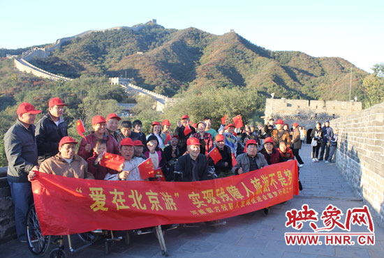 旅游對(duì)于殘疾人朋友來(lái)說(shuō)比正常人要困難許多，2011年，劉小琴帶領(lǐng)殘障朋友登上了長(zhǎng)城。