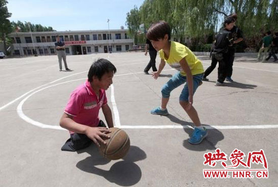 在籃球場上打球的秦旭磊（圖片來自網(wǎng)絡）