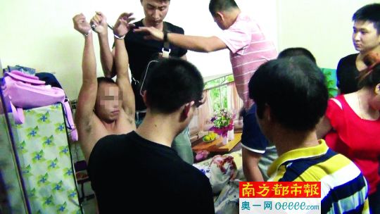 警方破門抓捕時(shí)，販毒嫌疑人未某洪正躺在床上吸毒、嫖娼。