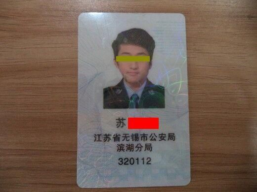 男子制作假經查證在酒吧執(zhí)法。