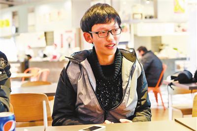 何琦驍收到了紐約大學(xué)阿布扎比分校的錄取通知書(shū)。記者 許恢毅 攝