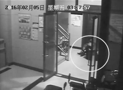 小區(qū)監(jiān)控視頻截圖，兩人一坐一跪竟聊了十多分鐘。