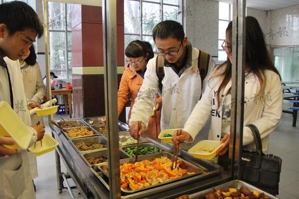 大學(xué)食堂現(xiàn)神級“黑暗料理”：橙子炒肉