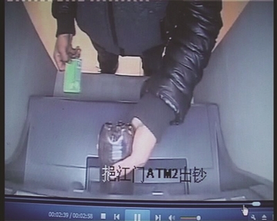 男子將可樂倒進取款機。
