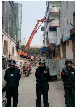 根據(jù)《太原市和小 店區(qū)平陽(yáng)路街道親賢城中村改造拆遷安置補(bǔ)償方案》，結(jié)合親賢實(shí)際，親賢社區(qū)補(bǔ)償安置采取“商業(yè)用房安置+小戶型公寓住宅安置+貨幣補(bǔ)償”的方式，其中每分 （0.1 畝）置換商業(yè)用房50平方米+小戶型公寓住宅80平方米+貨幣補(bǔ)償20萬(wàn)元人民幣。（拍攝：2015年9月17日）