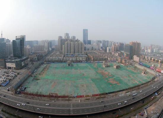 2016年4月，經(jīng)過(guò)持續(xù)攻堅(jiān)，親賢社區(qū)西北片區(qū)的拆遷工作基本告一段落，但在鋪設(shè)了防塵綠網(wǎng)的空地中，至今仍有3戶居民選擇了“堅(jiān)守”。(拍攝：2016年4月4日)