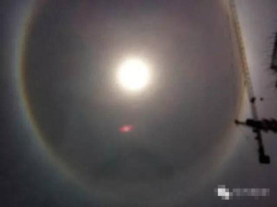 上?，F(xiàn)UFO 專家稱光圈是日暈亮點(diǎn)或是飛行器(圖)