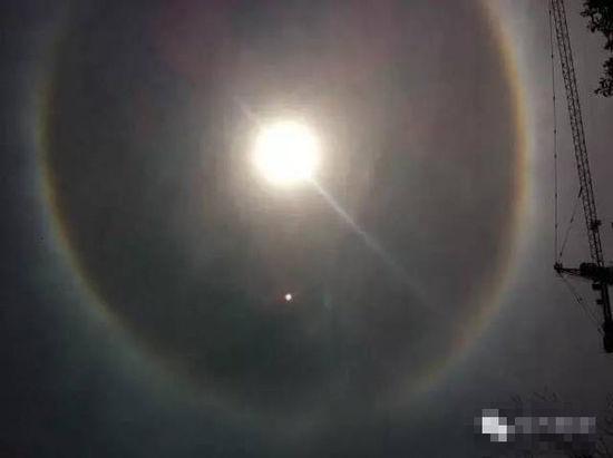 上?，F(xiàn)UFO 專家稱光圈是日暈亮點(diǎn)或是飛行器(圖)