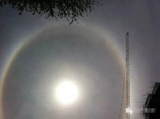 上?，F(xiàn)UFO 專家稱光圈是日暈亮點(diǎn)或是飛行器(圖)