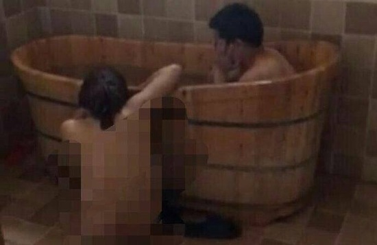 視頻顯示，一男一女赤身裸體地在浴盆中洗澡。