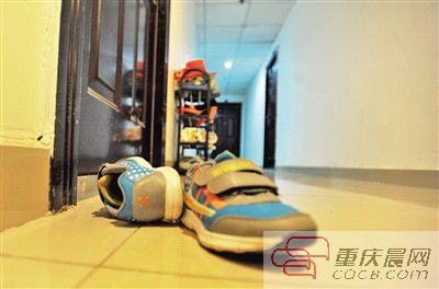 出事小孩的鞋子凌亂地擺放在自家門前。