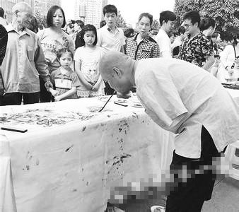 黃國(guó)富在作畫。資料照片