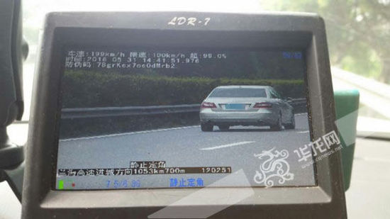 這輛奔馳車在高速路上時速達199公里。市交通執(zhí)法高速一支隊六大隊供圖