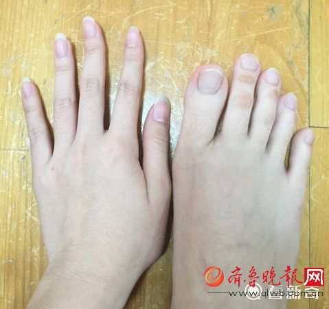 女大學(xué)生腳趾修長如手指