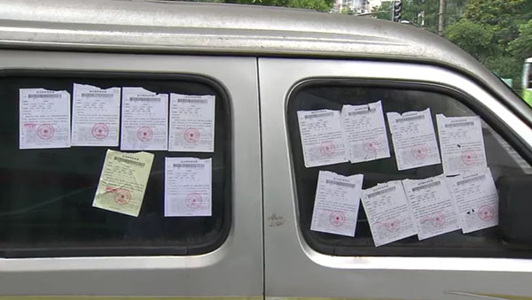 面包車上滿滿貼了14張罰單。