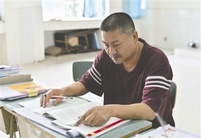 梁實(shí)在綿陽(yáng)學(xué)習(xí)備戰(zhàn)高考（資料圖）