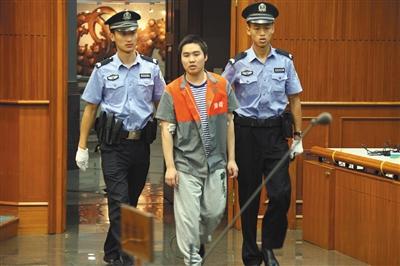 昨天上午，強(qiáng)奸幼女的楊某被帶進(jìn)法庭聽(tīng)候?qū)ψ约旱慕K審判決。通訊員 李佳 攝