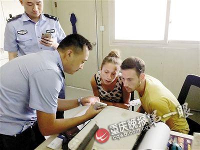 老外夫妻窮游中國(guó) 餓得發(fā)暈攔車(chē)求助