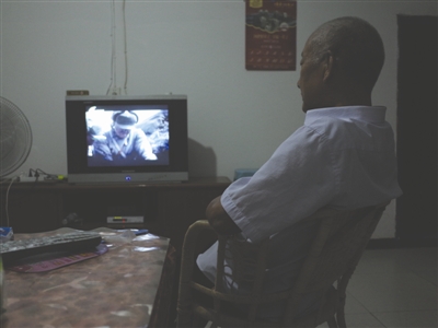 昨日，古藺，69歲的楊正元獨(dú)自在家看電視