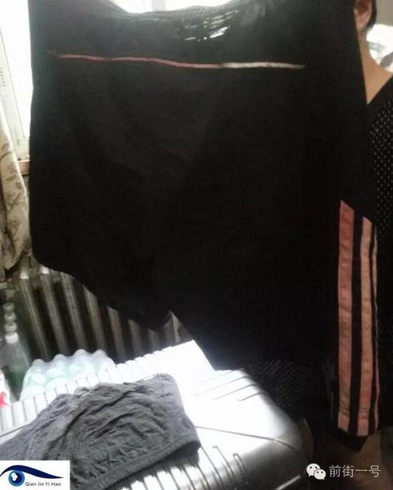 李律師所穿褲子也沾染血跡。