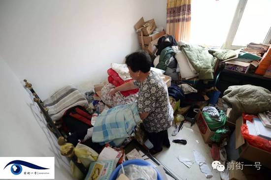 李亞榮的婆婆在收拾房間。