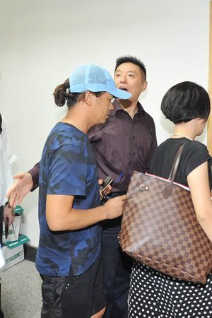 新京報(bào)快訊(記者劉洋)今天上午9時(shí)許，王寶強(qiáng)在律師張起淮的陪同下到北京朝陽法院，起訴離婚并交納訴訟費(fèi)。王寶強(qiáng)方預(yù)估財(cái)產(chǎn)總額至少在1個(gè)億，法院遂按照1億元暫計(jì)財(cái)產(chǎn)價(jià)值，依據(jù)《訴訟費(fèi)交納辦法》收取了訴訟費(fèi)24.9575萬元。