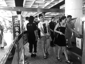 南京地鐵新街口站，大多數(shù)市民自覺配合安檢
