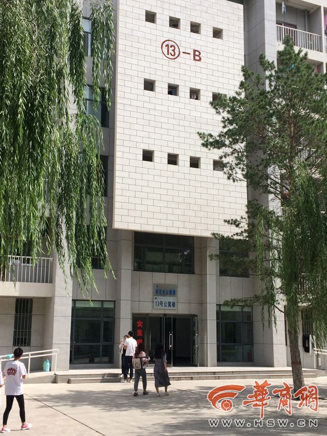 8月30日，榆林學(xué)院有學(xué)生發(fā)微博對女生宿舍樓住進(jìn)男生提出質(zhì)疑。9月3日，學(xué)校宣傳部門回應(yīng)，女生宿舍樓里確實(shí)住著3名男研究生，但該樓的格局是套間，跟單元房一樣是獨(dú)立的，大學(xué)應(yīng)有包容的精神。