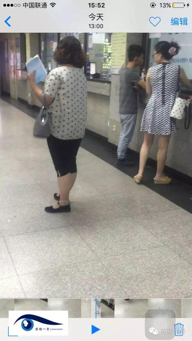 該女子在大廳內(nèi)徘徊發(fā)現(xiàn)女患者便主動(dòng)上前搭訕。