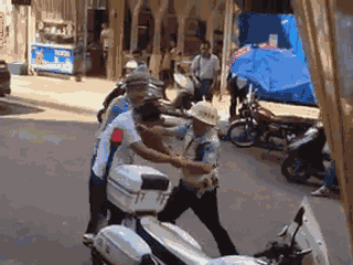 嫌疑男子涉嫌無證駕駛摩托車，且車輛違規(guī)加裝遮陽傘并在行駛時不戴安全頭盔，辱罵毆打執(zhí)法交警。 本文圖片均來自 廣西梧州在線警務(wù)