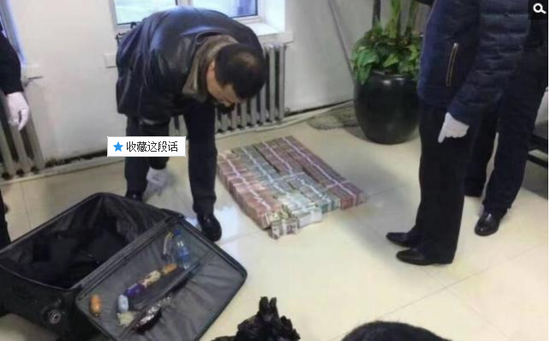 京華時報訊昨天凌晨1點左右，黑龍江省密山市一銀行金庫發(fā)生搶劫案。一名身穿迷彩服男子準備劫取現(xiàn)金時被發(fā)現(xiàn)，致一名金庫值守人員死亡，隨后棄款而逃。目前，該男子尚未歸案，案件正在全力偵辦中。