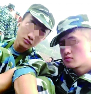 入學軍訓時，滕某（左）和蘆海清的合影
