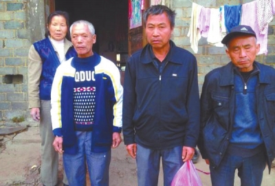 已被判死緩、在獄中服刑的4個村民的家人一直在為兒子喊冤。圖片來自網(wǎng)絡(luò)