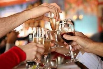 男子拼酒憋爆食管 你還敢這樣喝酒嗎？(組圖)