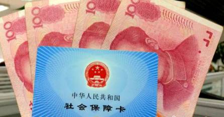 從今年1月1日開始，原有的失業(yè)保險費率是1.5%的有22個省份，包括新疆生產(chǎn)建設(shè)兵團，可以在確保失業(yè)保險金按時足額發(fā)放、穩(wěn)崗補貼順利實施的基礎(chǔ)上，可以降低0.5個百分點。個人的費率不超過單位的費率。