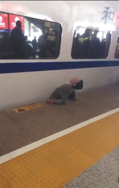 視頻顯示，一男子下半身被卡在站臺(tái)與列車之間縫隙。