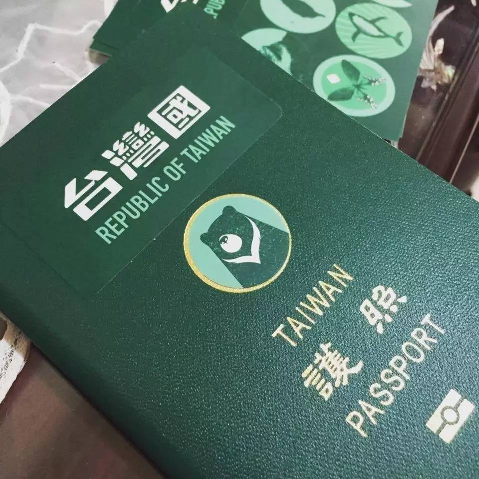 環(huán)環(huán)一直排在這個女孩后面，想看看日本入境官員如何處理這個令人啼笑皆非的所謂“臺灣國”。
