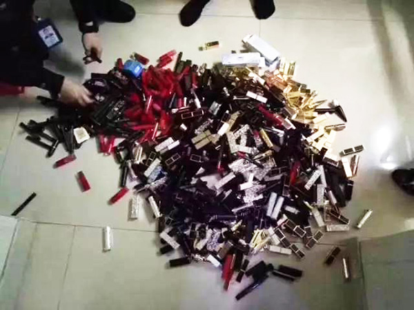民警搜查出來(lái)的口紅。