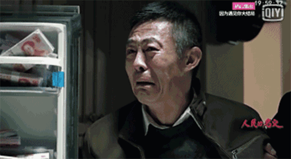 查案人員搜出的2.3億現(xiàn)金，從銀行運(yùn)來十二臺(tái)點(diǎn)鈔機(jī)，竟然燒壞了六臺(tái)。