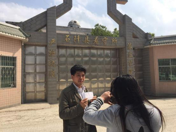 陳全松父親給看守所中的兒子交生活費。