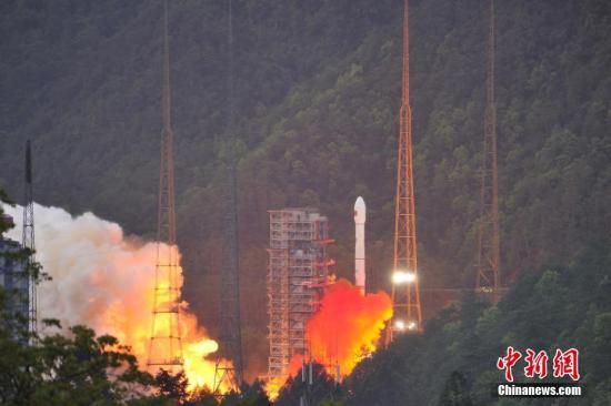 4月12日19時(shí)04分，中國(guó)西昌衛(wèi)星發(fā)射中心成功發(fā)射實(shí)踐十三號(hào)衛(wèi)星。 葉樂峰 攝