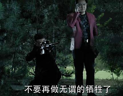 《人民的名義》原著小說有這么一段：趙瑞龍要找殺手殺了侯亮平，結(jié)果趙瑞龍的三姐發(fā)話：侯亮平要是死了趙瑞龍也要死!這就說明了大boss趙立春沒把握在侯死后的各方反應(yīng)中護(hù)住兒子趙瑞龍，因此，這就告訴了讀者，侯亮平的背景絕對(duì)不比趙立春差!